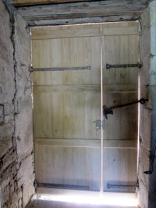 porte châtaignier ancienne massif