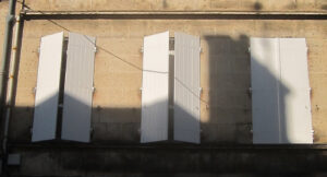 Contrevents pin massif volets menuiserie traditionnelle sur mesure